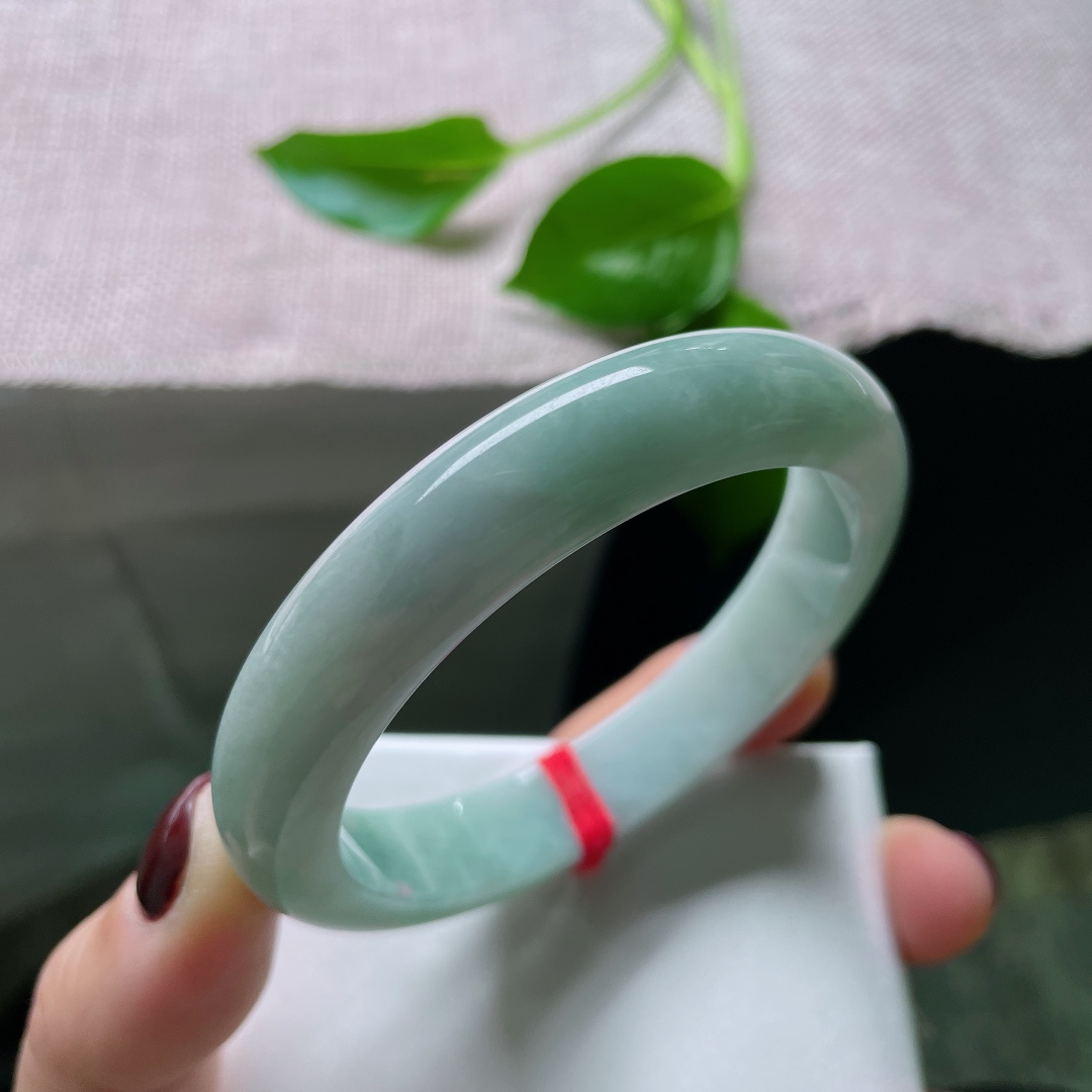 56.3/12/7.9，浅绿底正圈，水润细腻，自带清新、自然、治愈的视觉基调，皮纹，ss49663a