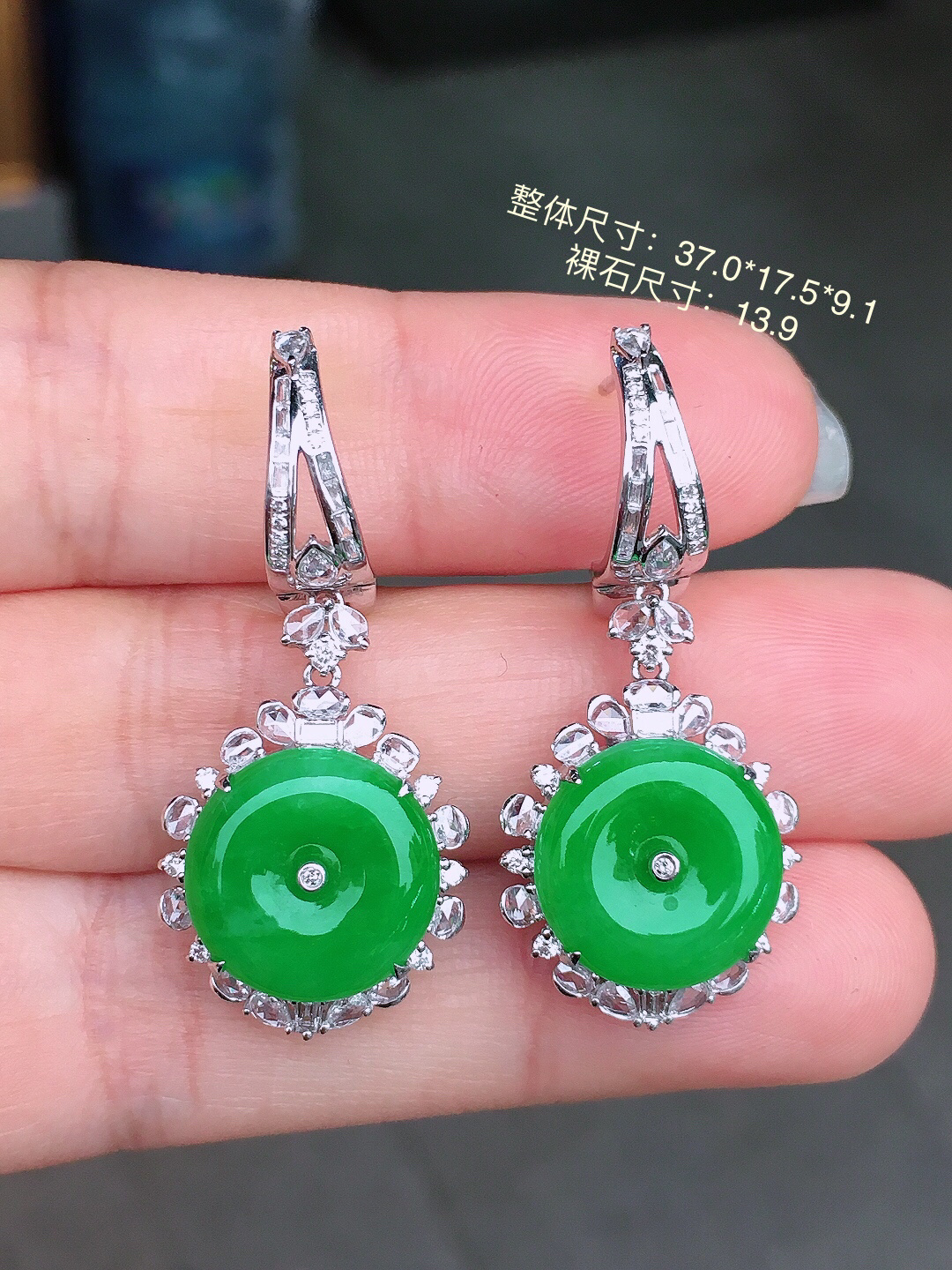 阳绿平安扣耳坠，色泽均匀艳丽，玉质细腻，荧光感超
强，饱满圆润，尽显优雅气质，18k
金豪华镶嵌