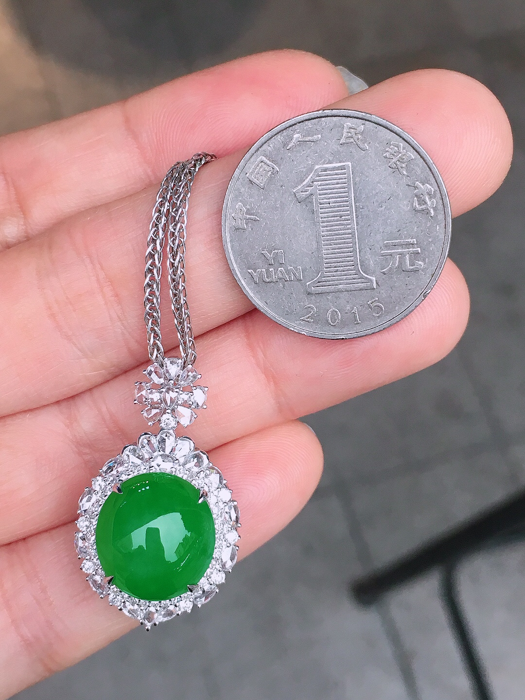 阳绿蛋面吊坠，色泽均匀艳丽，玉质细腻，荧光感超
强，饱满圆润，尽显优雅气质，18k
金豪华镶嵌