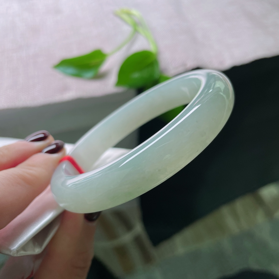 57.3/12.2/8.8，淡绿底正圈，水润，如凝新茶，似含春水。细纹不影响，ss49725a