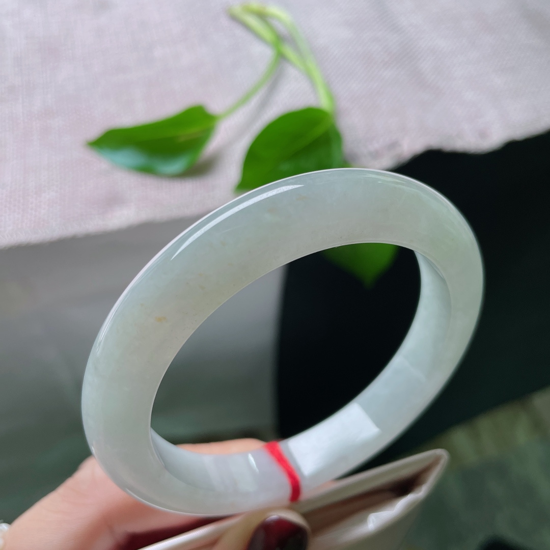 57.6/11.4/9，浅绿底正圈，干净清爽，一袭素衣，一抹淡绿，便是最好的夏日注解。，洒金，ss48145a