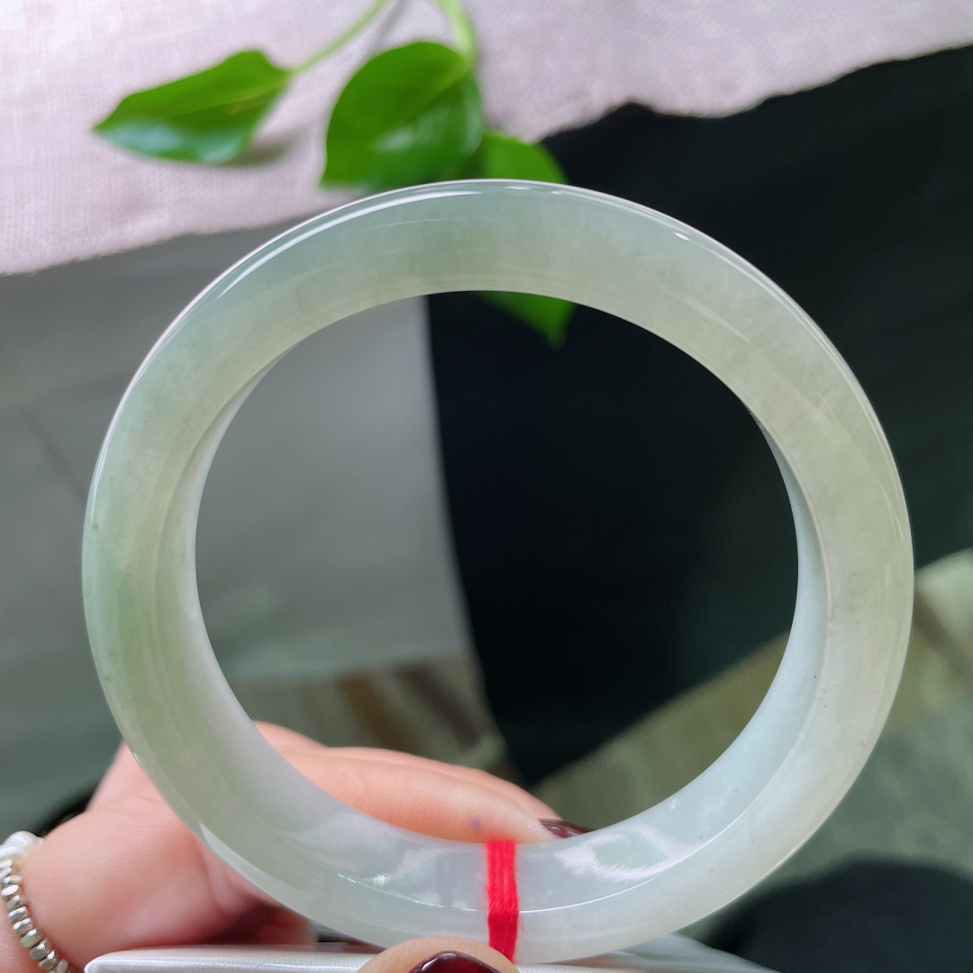 57.3/12.2/8.8，淡绿底正圈，水润，如凝新茶，似含春水。细纹不影响，ss49725a