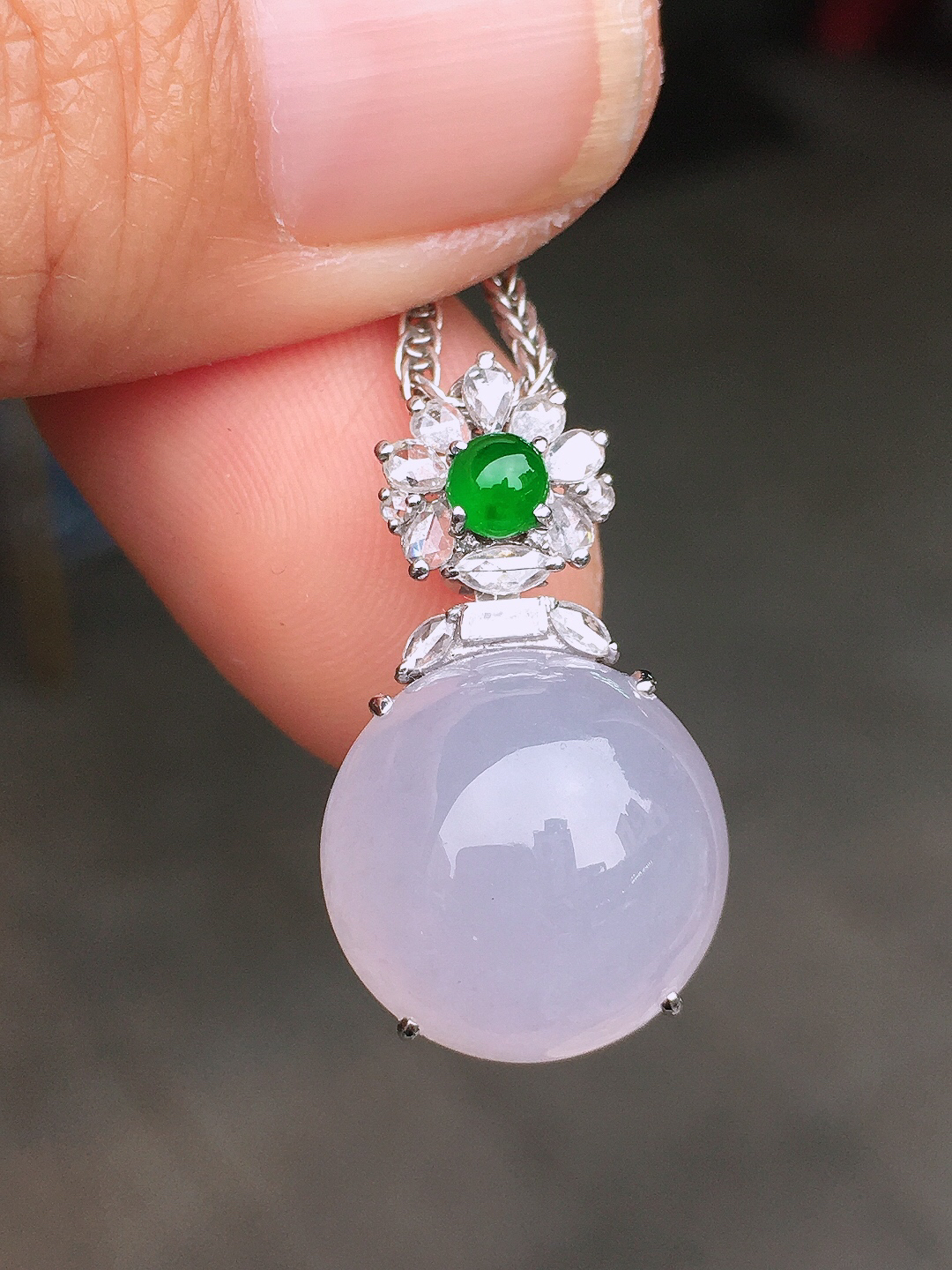 紫罗兰蛋面吊坠，色泽均匀艳丽，玉质细腻，荧光感超
强，饱满圆润，尽显优雅气质，18k
金豪华镶嵌