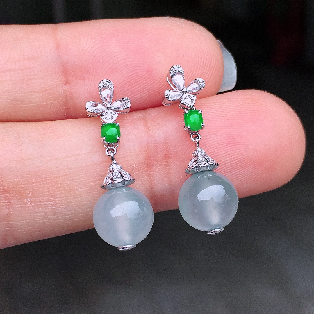 冰种珠子耳坠，玉质细腻，荧光感超
强，饱满圆润，尽显优雅气质，18k
金豪华镶嵌