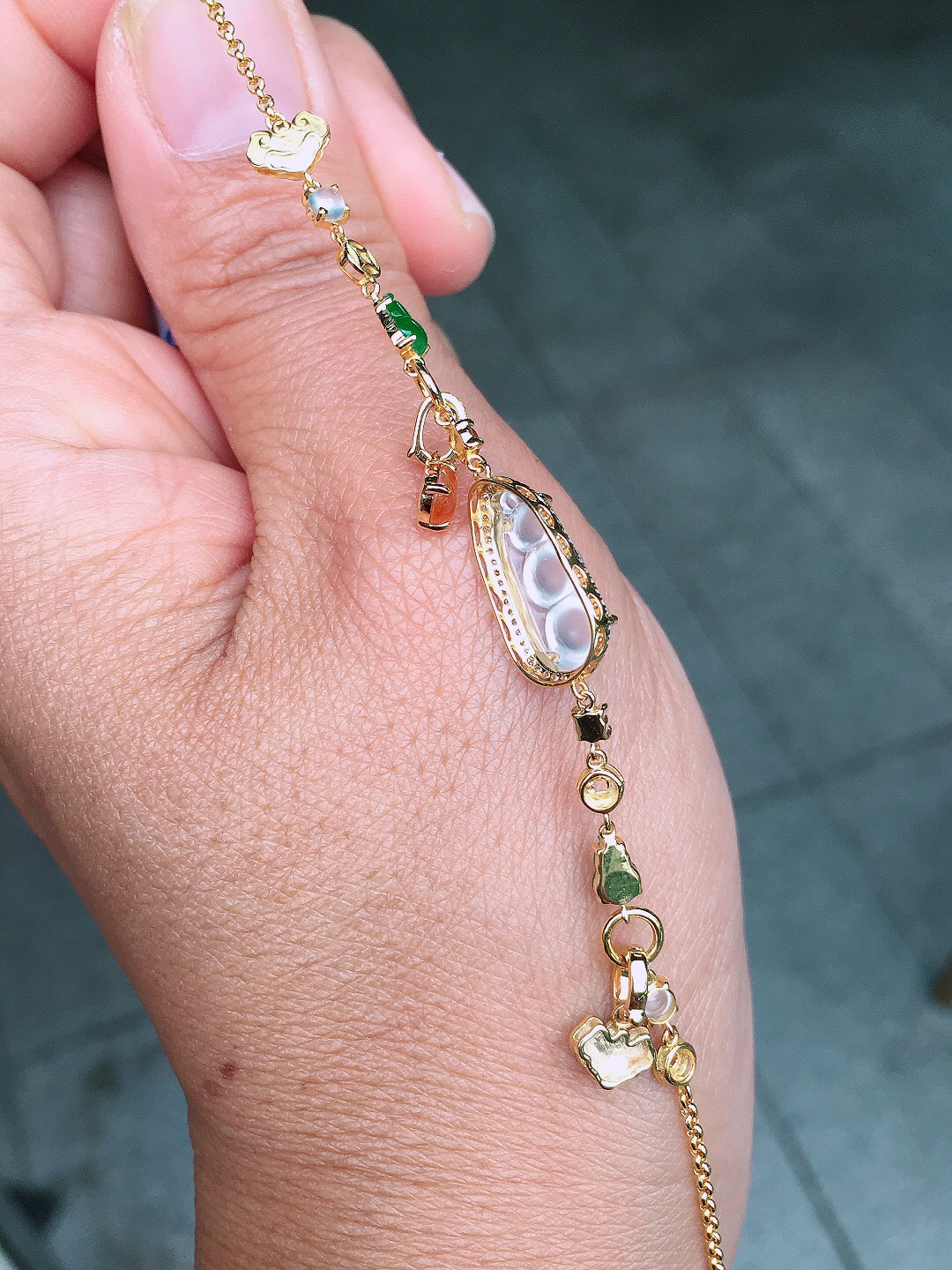 玻璃种福豆手链，玉质细腻，荧光感超
强，饱满圆润，尽显优雅气质，18k
金豪华镶嵌