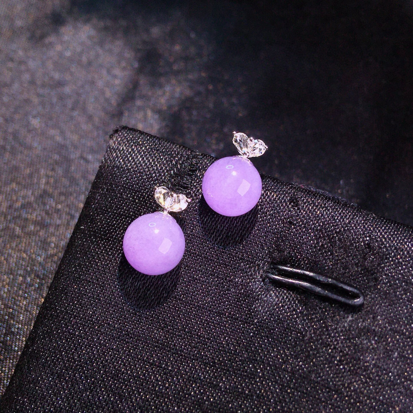 紫罗兰圆珠耳钉，颜色靓丽，水润起胶，料子清爽。