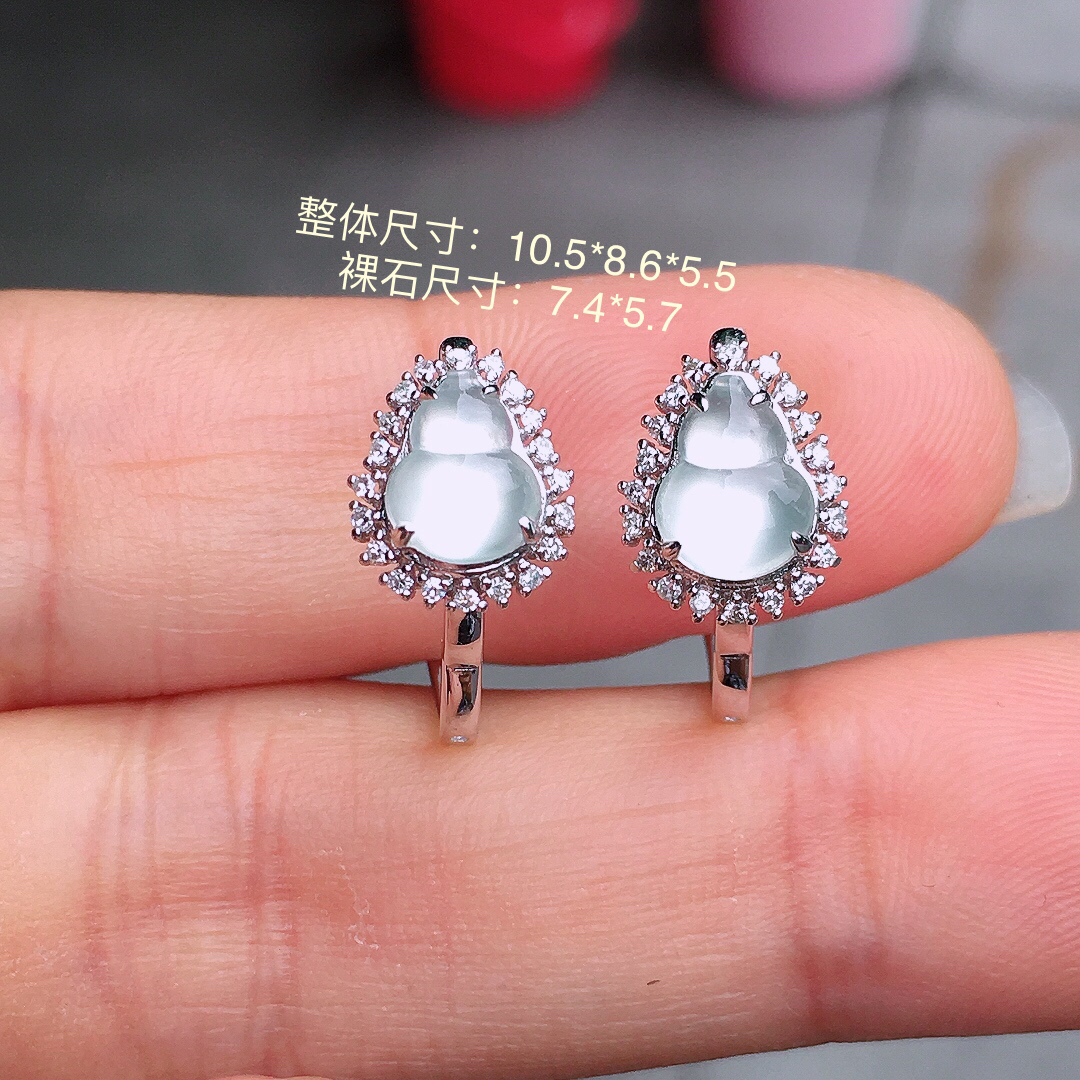 玻璃种葫芦耳钉，玉质细腻，荧光感超
强，饱满圆润，尽显优雅气质，18k
金豪华镶嵌