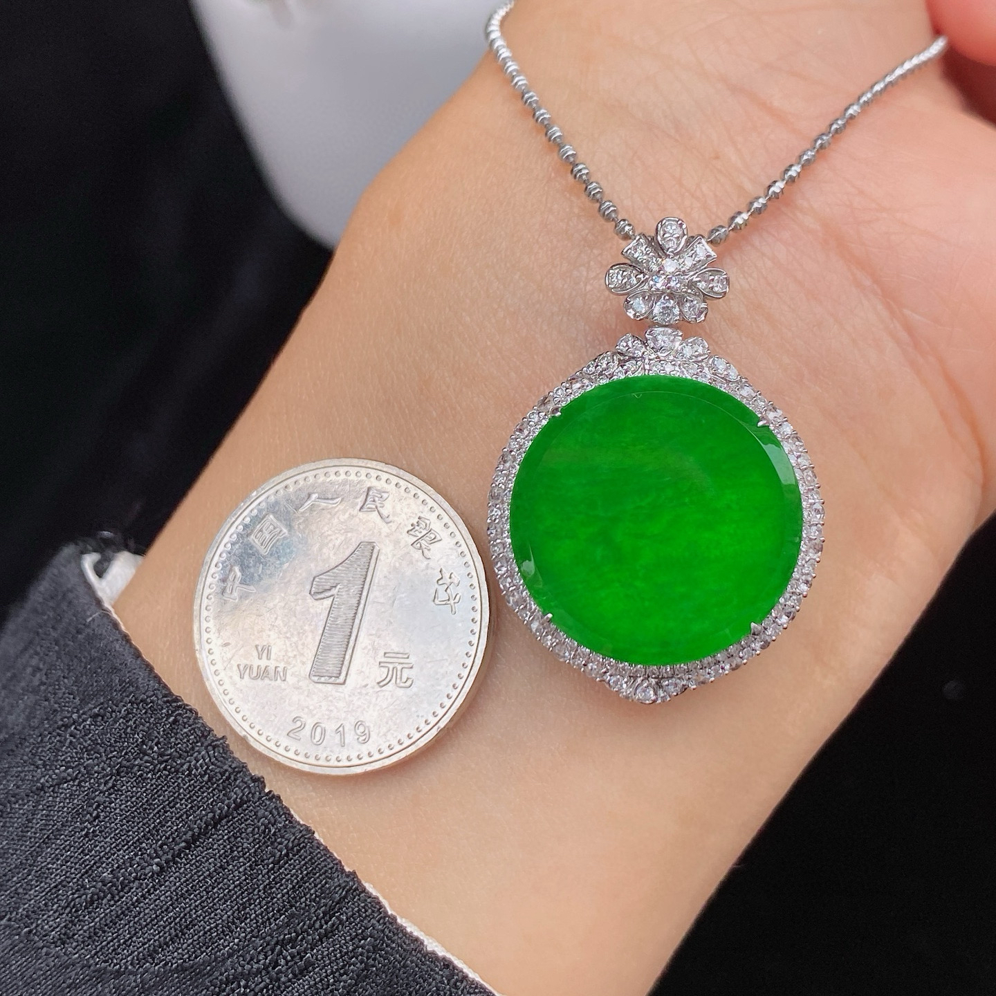 辣阳绿圆牌吊坠 
冰透种好 色辣色满 
18k金镶嵌 高性价比‼️
尺寸如图一  实物更美～