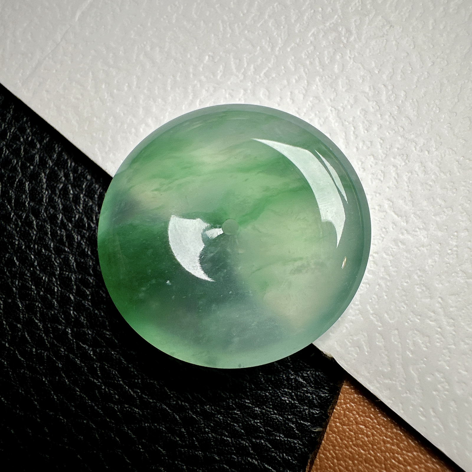 【冰种飘绿平安扣】质地细腻，品质很好，冰感十足，胶感明显，收藏品质