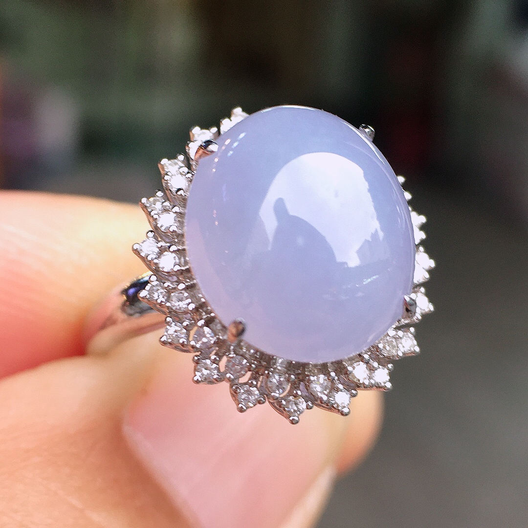 紫罗兰蛋面戒指，色泽均匀艳丽，玉质细腻，荧光感超
强，饱满圆润，尽显优雅气质，18k
金豪华镶嵌