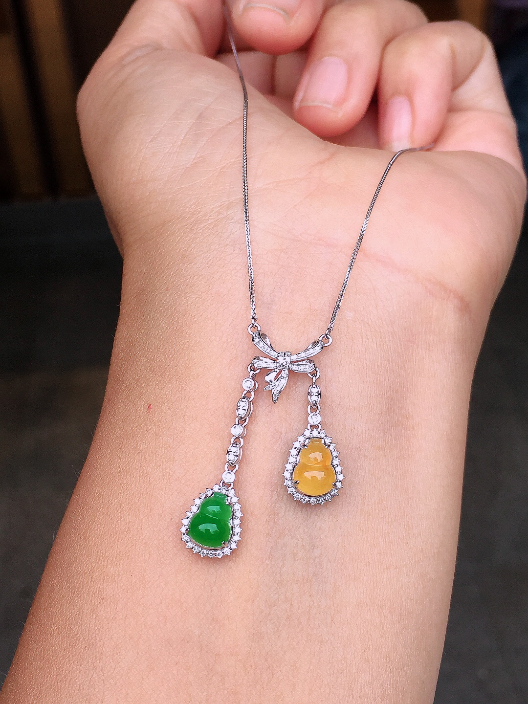 （黄+绿）二合一锁骨链，色泽均匀艳丽，玉质细腻，荧光感超
强，饱满圆润，尽显优雅气质，18k
金豪华镶嵌