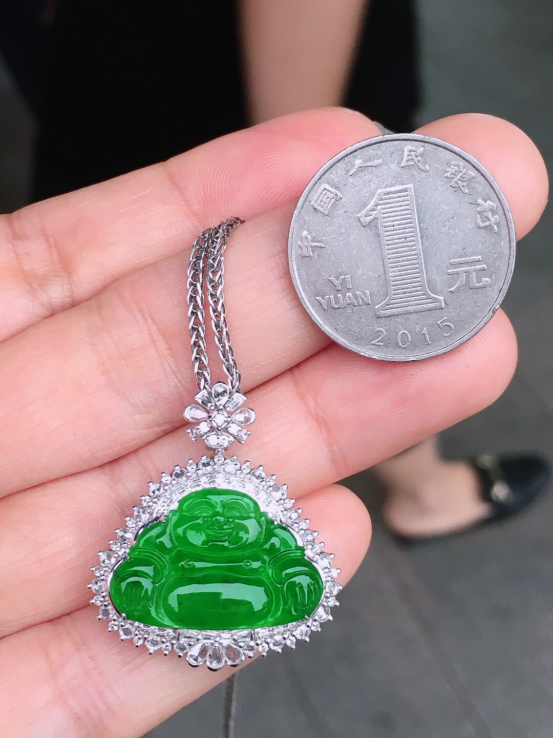 阳绿佛公吊坠，色泽均匀艳丽，玉质细腻，荧光感超
强，饱满圆润，尽显优雅气质，18k
金豪华镶嵌