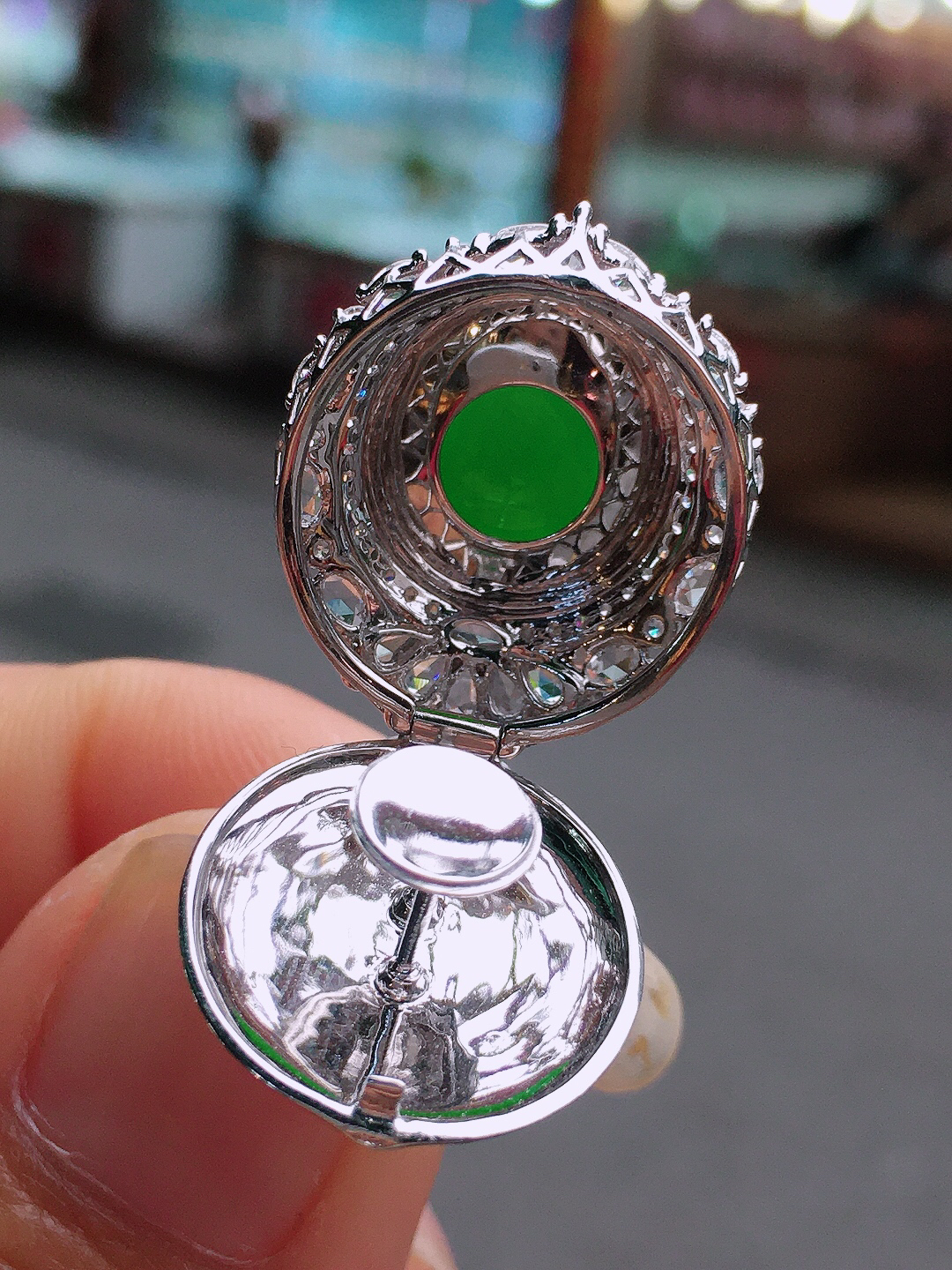 阳绿蛋面吊坠，色泽均匀艳丽，玉质细腻，荧光感超
强，饱满圆润，尽显优雅气质，18k
金豪华镶嵌