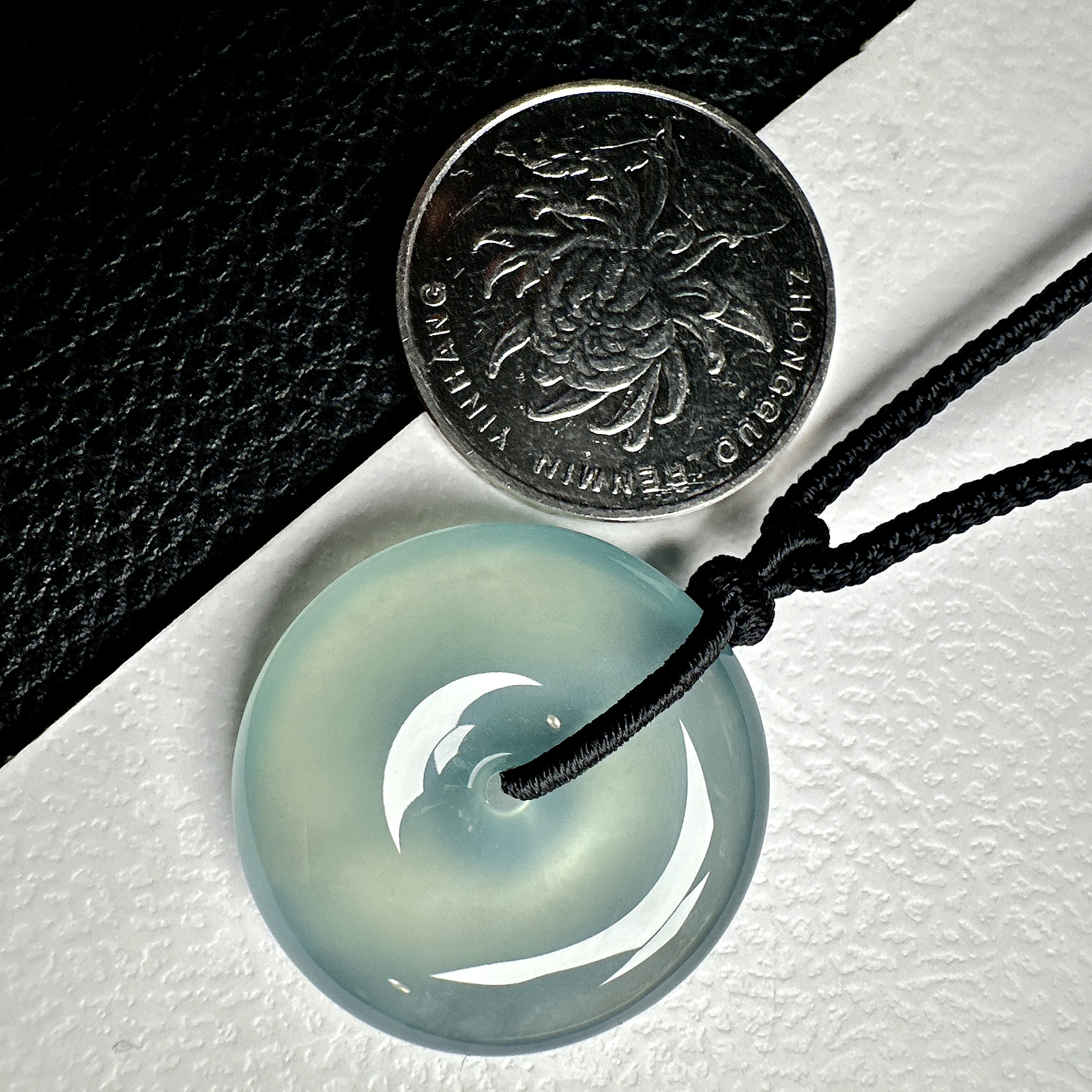 【冰种天空蓝平安扣】质地非常细腻干净，冰润十足，种老冰透，收藏品质