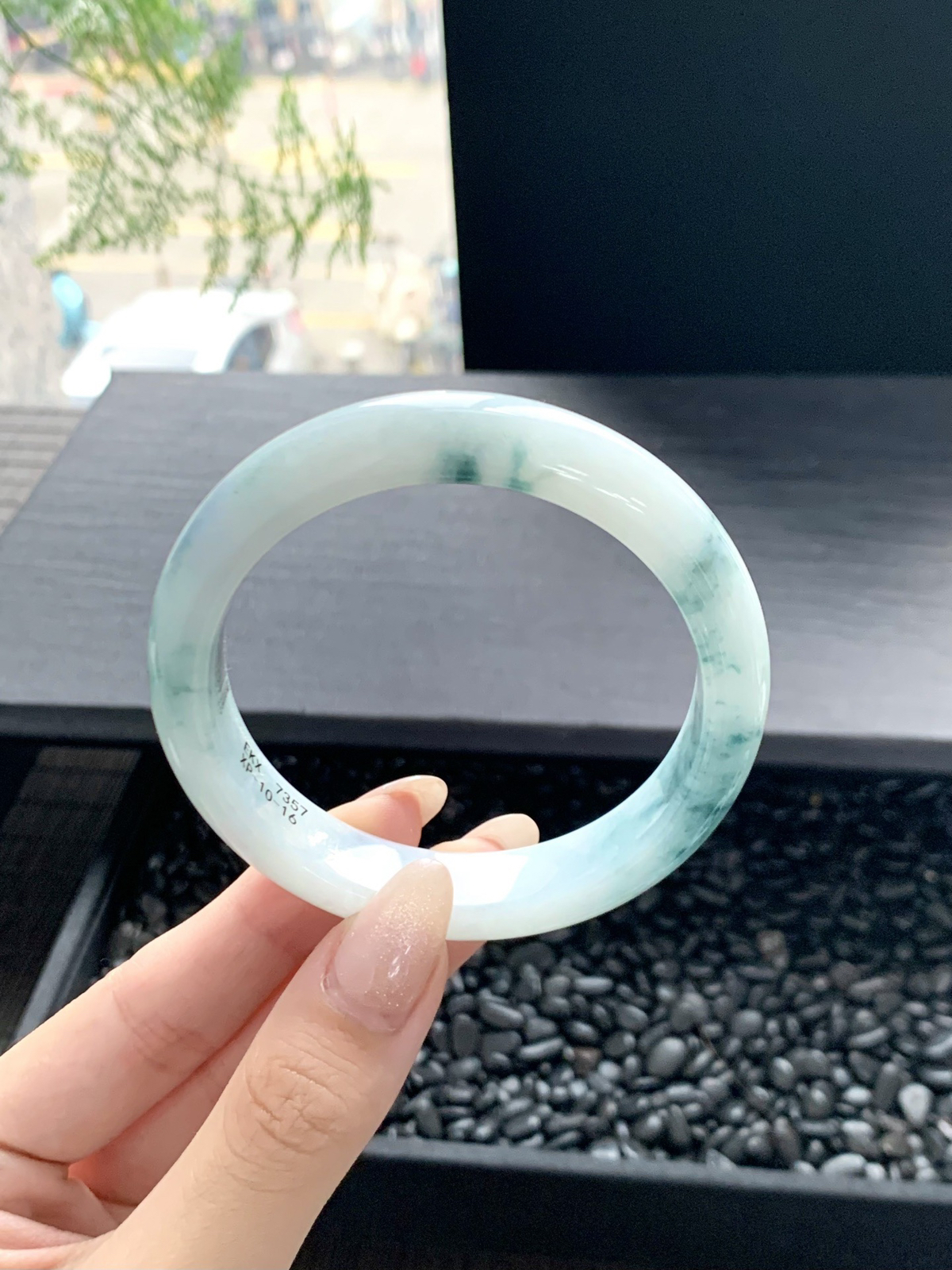 【飘花手镯】
飘花翡翠手镯如一泓春水映落花，清透的底色上翠色轻漾如云如絮，灵动生辉
【尺寸】57-12.5-8mm