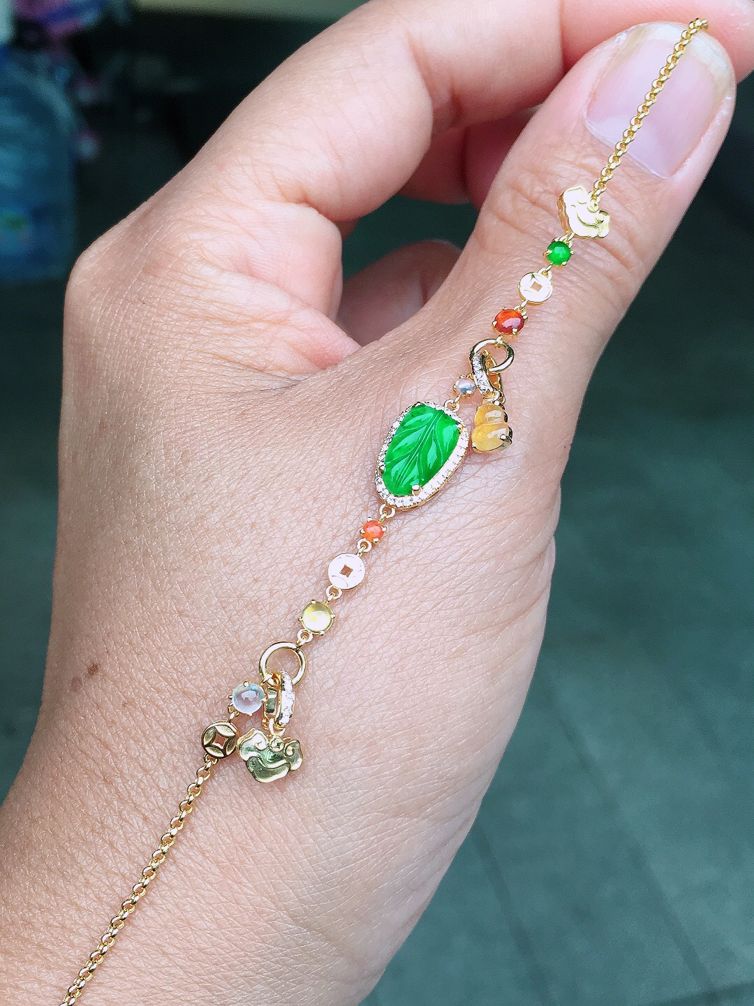 阳绿玉叶手链，色泽均匀艳丽，玉质细腻，荧光感超
强，饱满圆润，尽显优雅气质，18k
金豪华镶嵌