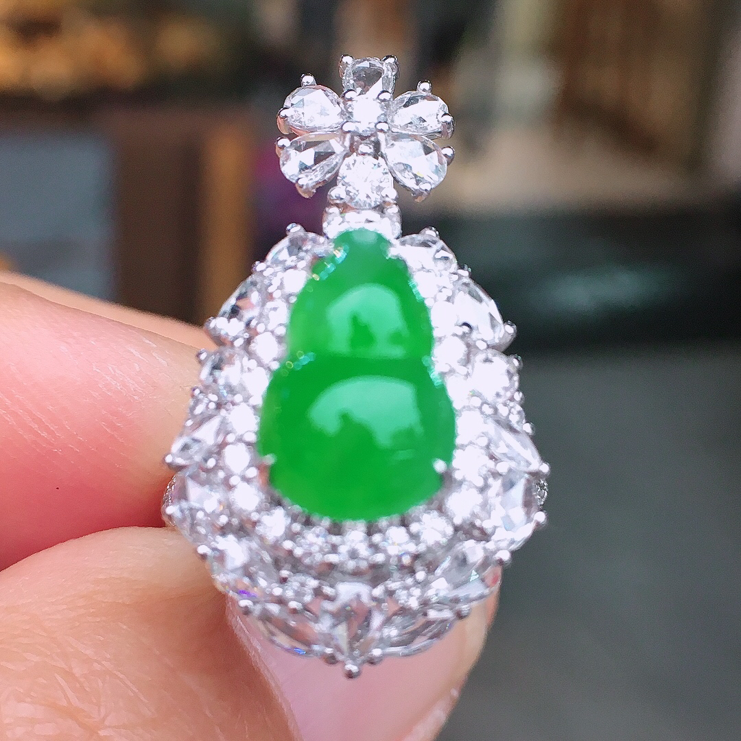阳绿葫芦戒指/吊坠两用款，色泽均匀艳丽，玉质细腻，荧光感超
强，饱满圆润，尽显优雅气质，18k
金豪华镶嵌