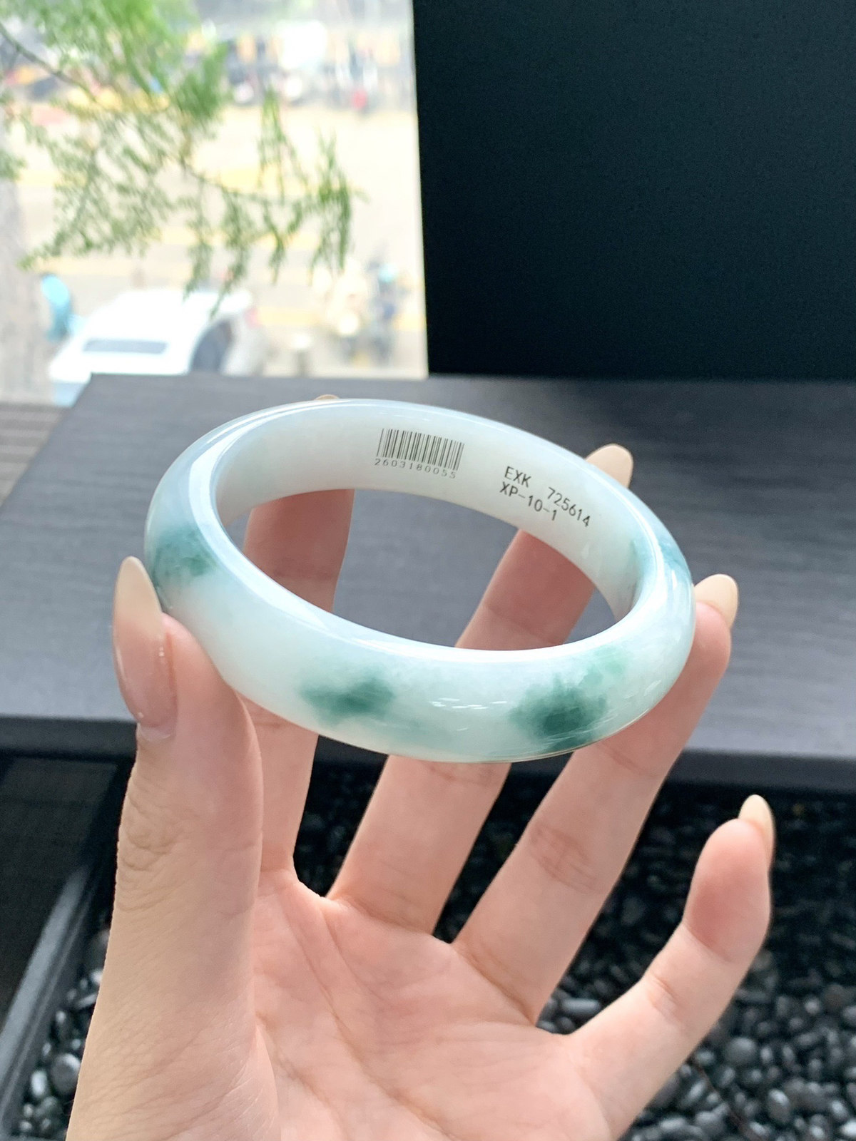 【飘花手镯】
飘花翡翠手镯如一泓春水映落花，清透的底色上翠色轻漾如云如絮，灵动生辉
【尺寸】56-14-8mm