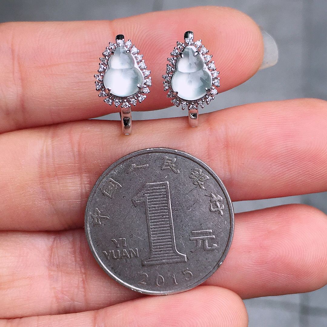 玻璃种葫芦耳钉，玉质细腻，荧光感超
强，饱满圆润，尽显优雅气质，18k
金豪华镶嵌