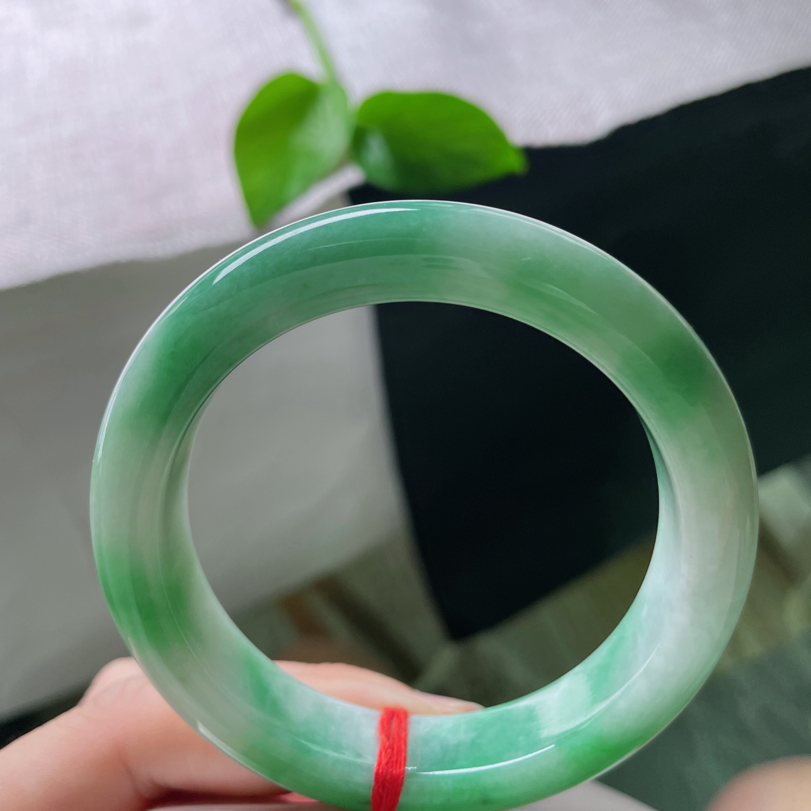 56.5/12.6/9.4，飘绿正圈，版型厚装，肉质细腻，镯韵千秋，乌鸡..