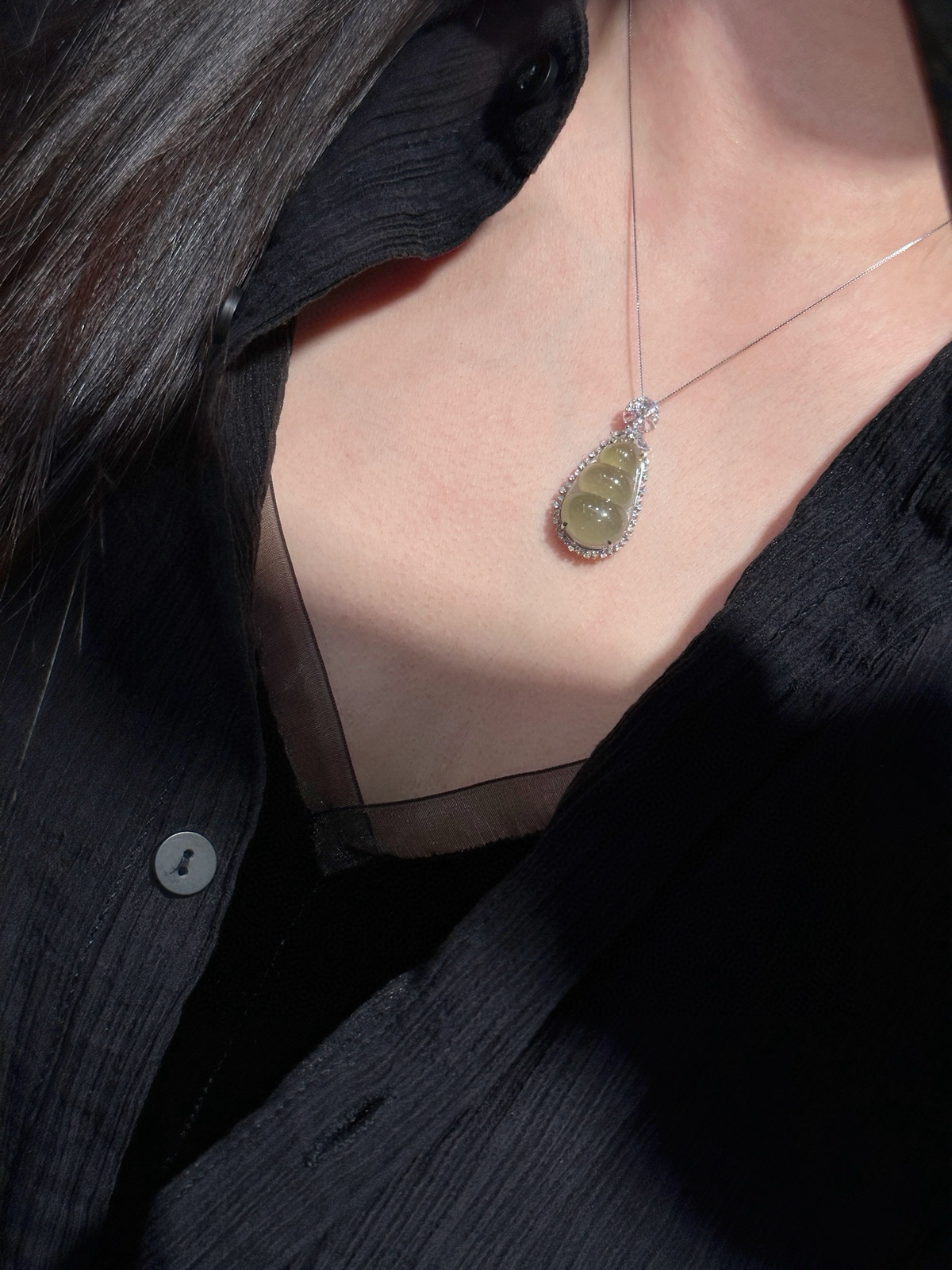 黄翡·福豆

胶润胖福豆，好饱满厚鼓，把财气揉进玉里