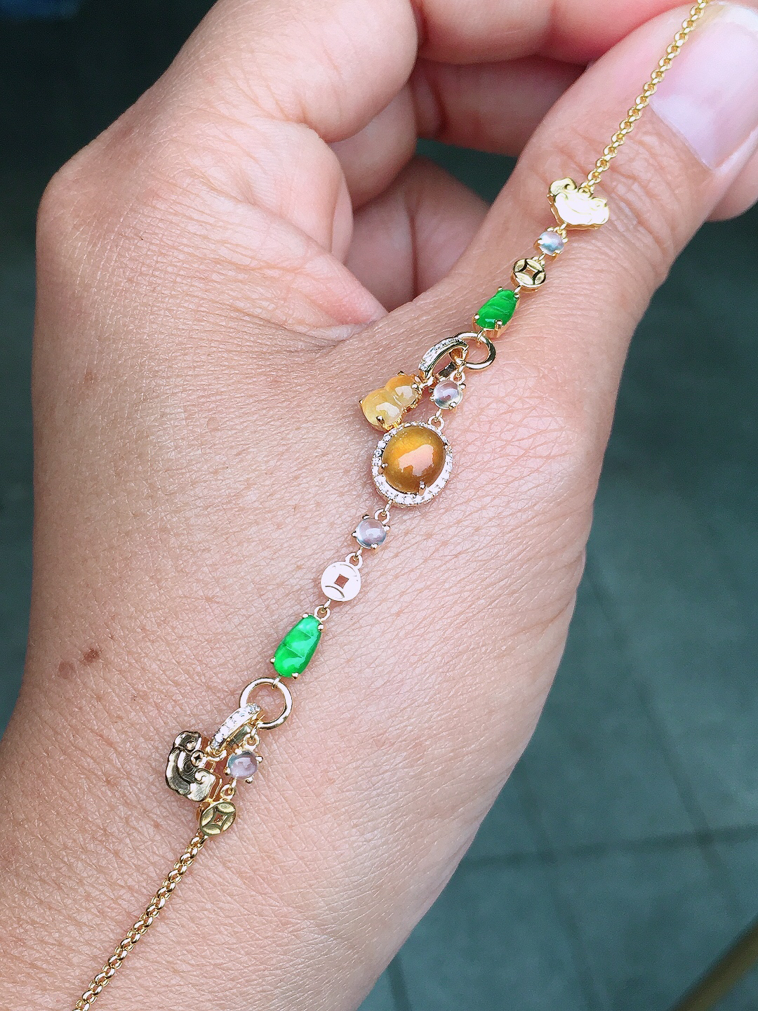 黄翡蛋面手链，色泽均匀艳丽，玉质细腻，荧光感超
强，饱满圆润，尽显优雅气质，18k
金豪华镶嵌