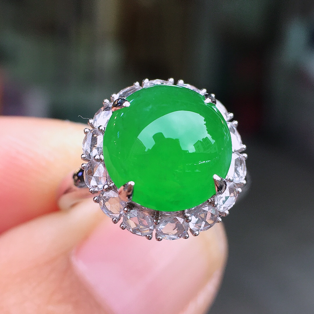 阳绿蛋面戒指，色泽均匀艳丽，玉质细腻，荧光感超
强，饱满圆润，尽显优雅气质，18k
金豪华镶嵌