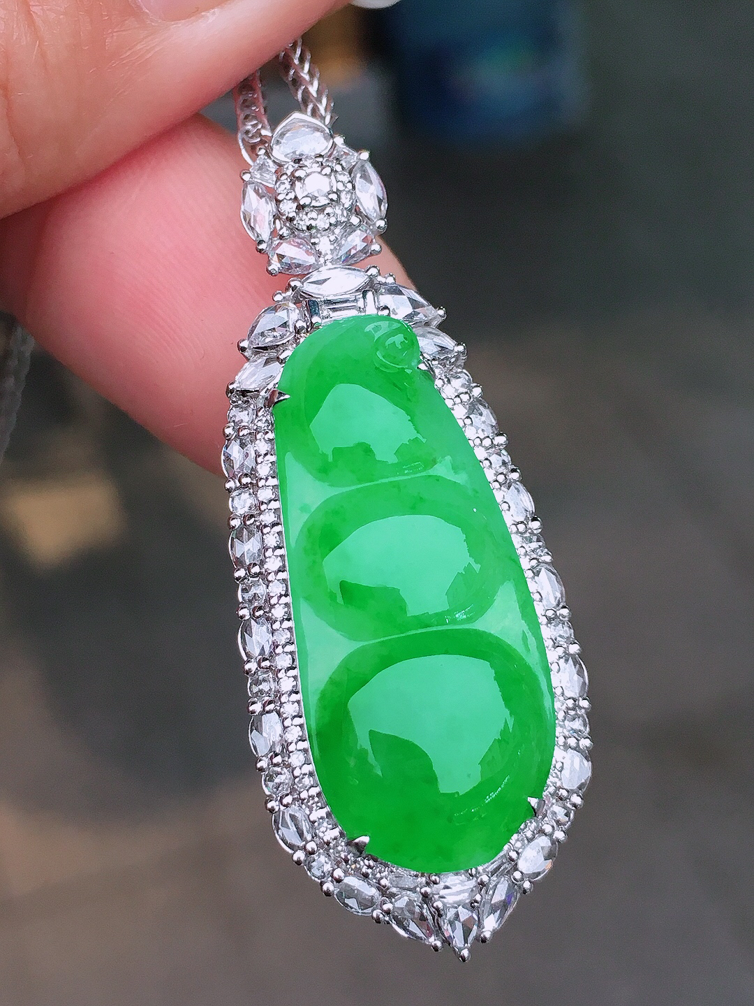 阳绿福豆吊坠，色泽艳丽，玉质细腻，荧光感超
强，饱满圆润，尽显优雅气质，18k
金豪华镶嵌