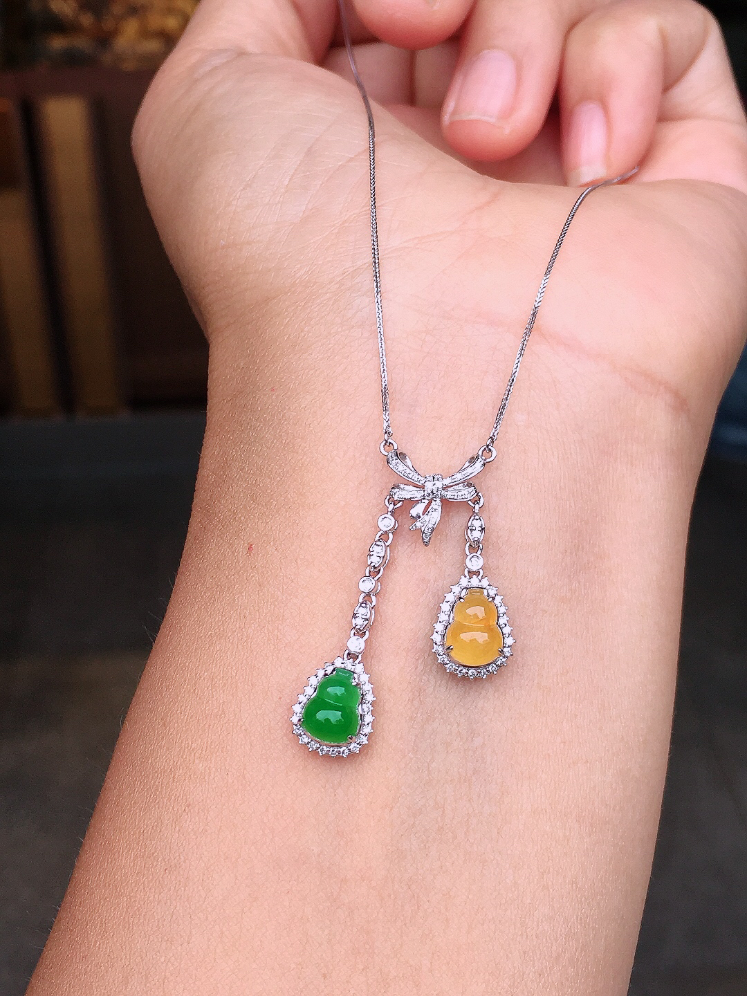 （黄+绿）二合一锁骨链，色泽均匀艳丽，玉质细腻，荧光感超
强，饱满圆润，尽显优雅气质，18k
金豪华