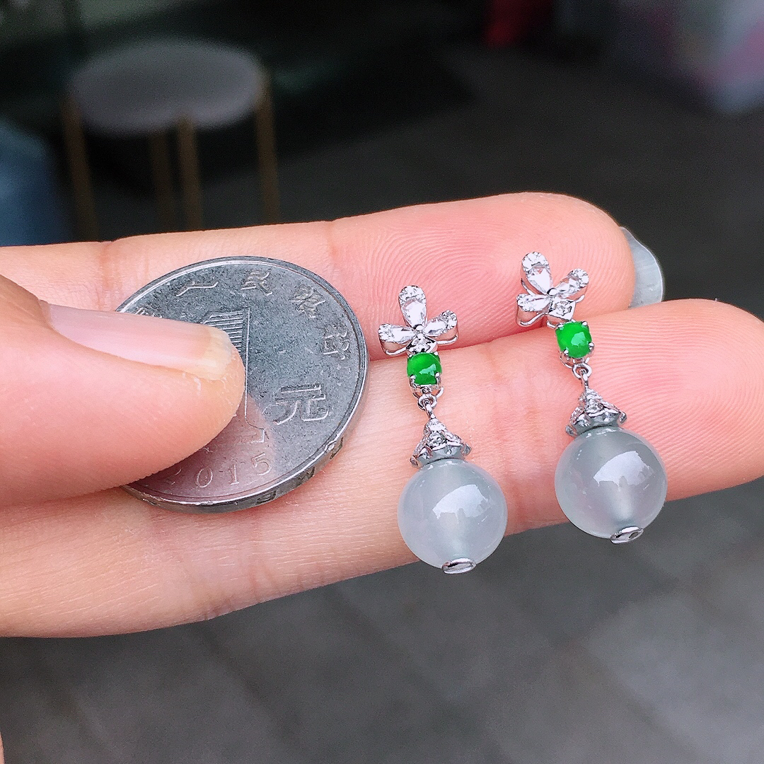 冰种珠子耳坠，玉质细腻，荧光感超
强，饱满圆润，尽显优雅气质，18k
金豪华镶嵌