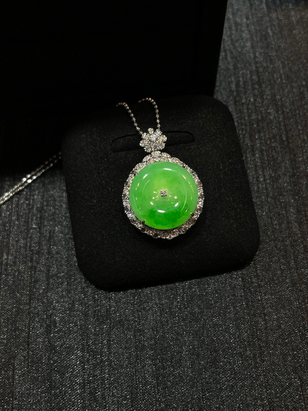 冰阳绿 飘花 平安扣吊坠

18k金配钻镶嵌