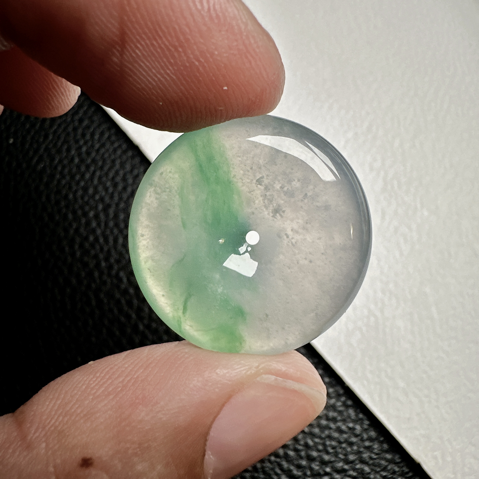 【冰种飘绿平安扣】质地非常细腻干净，冰润十足，种老冰透，收藏品质