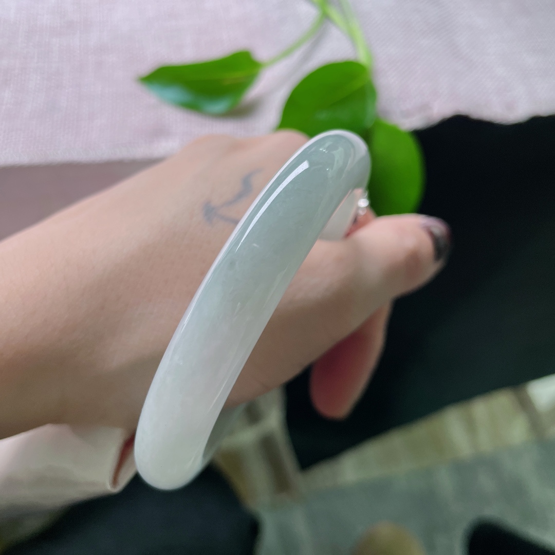 57.6/11.4/9，浅绿底正圈，干净清爽，一袭素衣，一抹淡绿，便是最好的夏日注解。，洒金，ss48145a