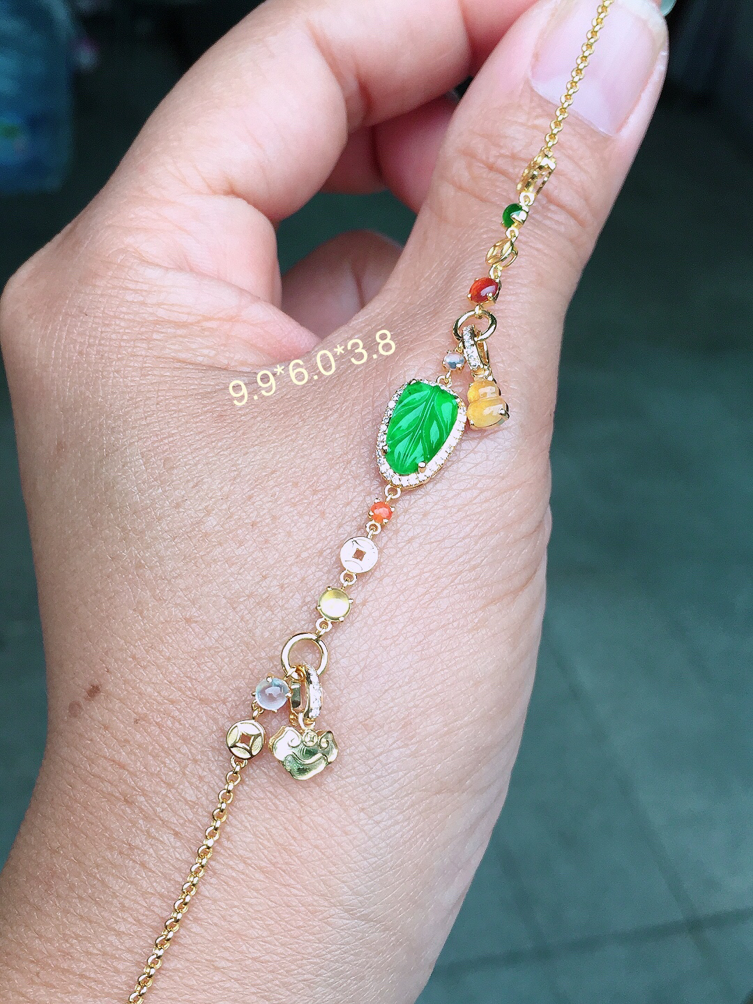 阳绿玉叶手链，色泽均匀艳丽，玉质细腻，荧光感超
强，饱满圆润，尽显优雅气质，18k
金豪华镶嵌