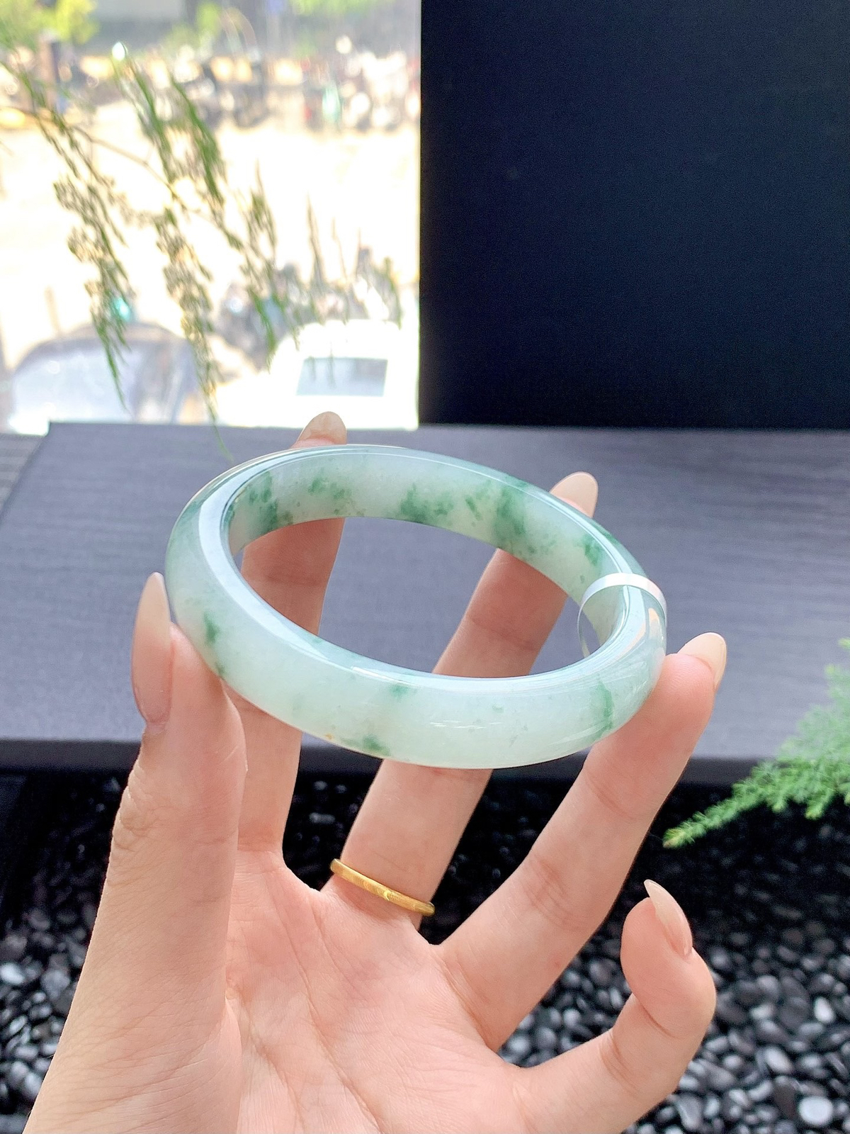 【晴底飘花手镯】
一汀烟雨杏花寒雨过天晴的柔风绿色 澄净湖水的宁静仿佛整个春天都在里面
【尺寸】54-12-8mm