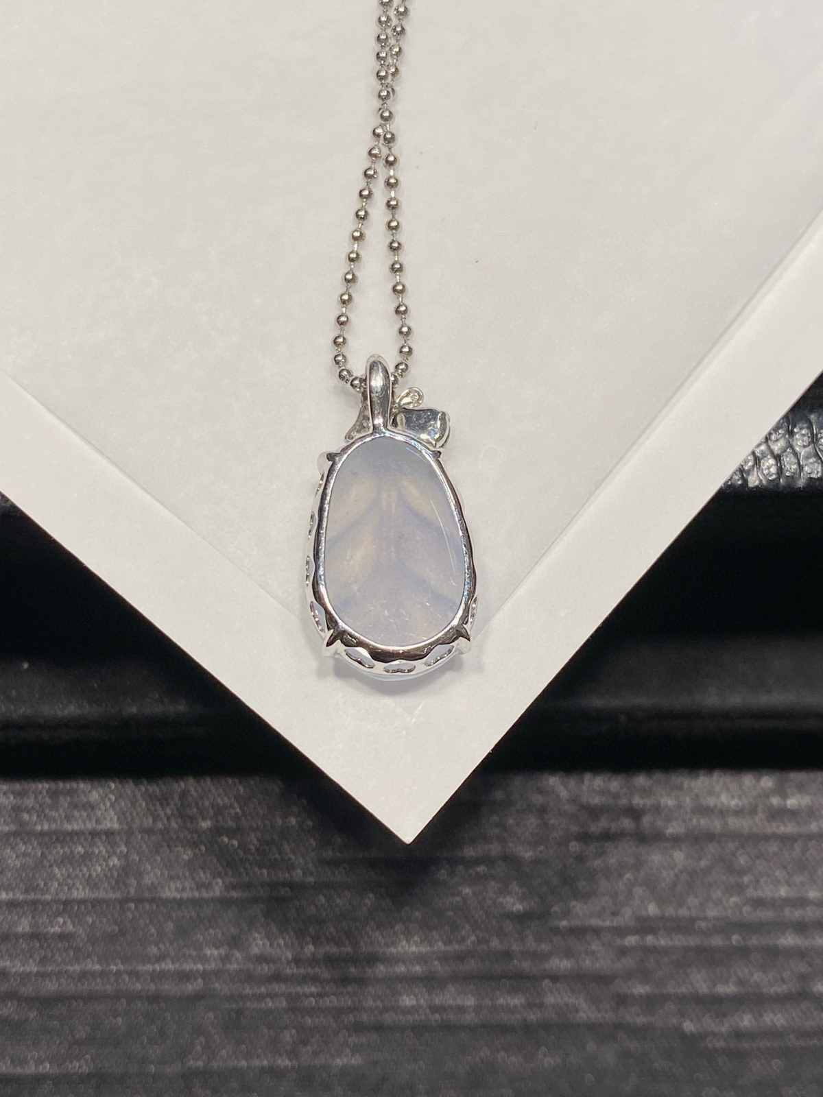 淡紫·叶子

淡紫冰叶的柔润心动，紫得清雅，冰得透亮