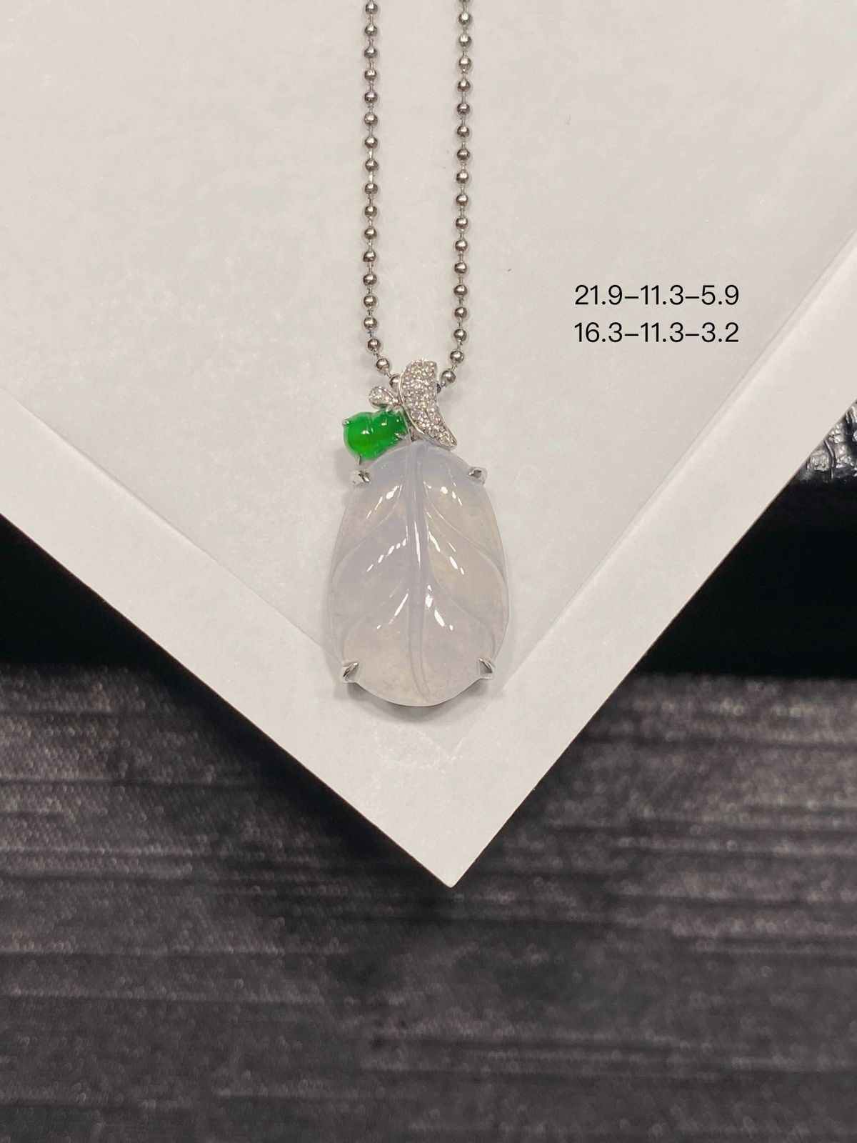 淡紫·叶子

淡紫冰叶的柔润心动，紫得清雅，冰得透亮