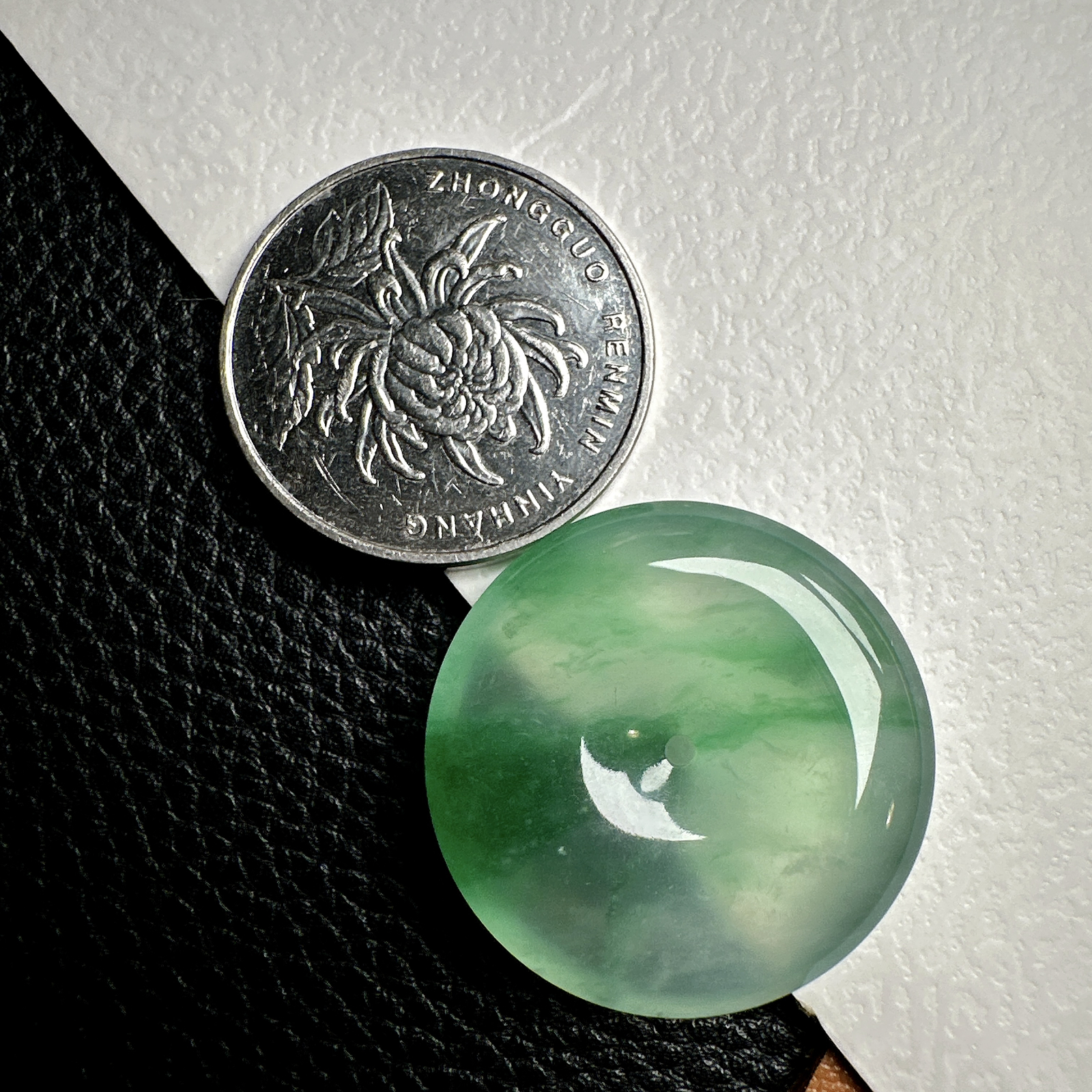 【冰种飘绿平安扣】质地细腻，品质很好，冰感十足，胶感明显，收藏品质