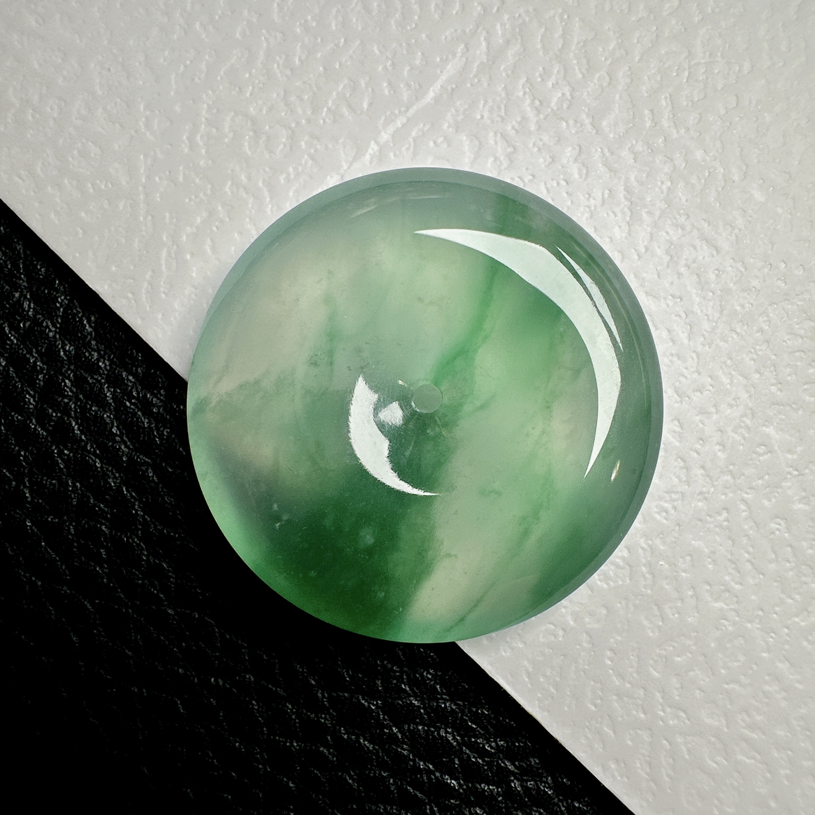 【冰种飘绿平安扣】质地细腻，品质很好，冰感十足，胶感明显，收藏品质