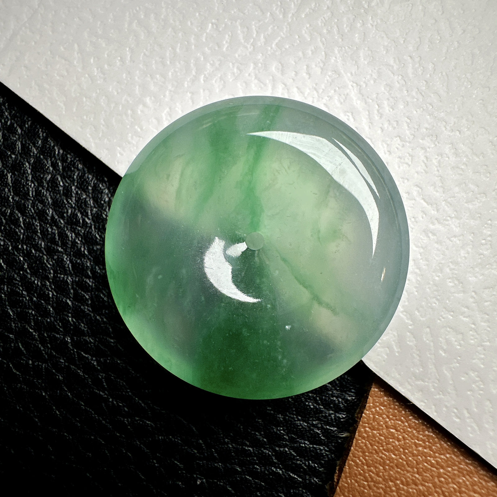 【冰种飘绿平安扣】质地细腻，品质很好，冰感十足，胶感明显，收藏品质