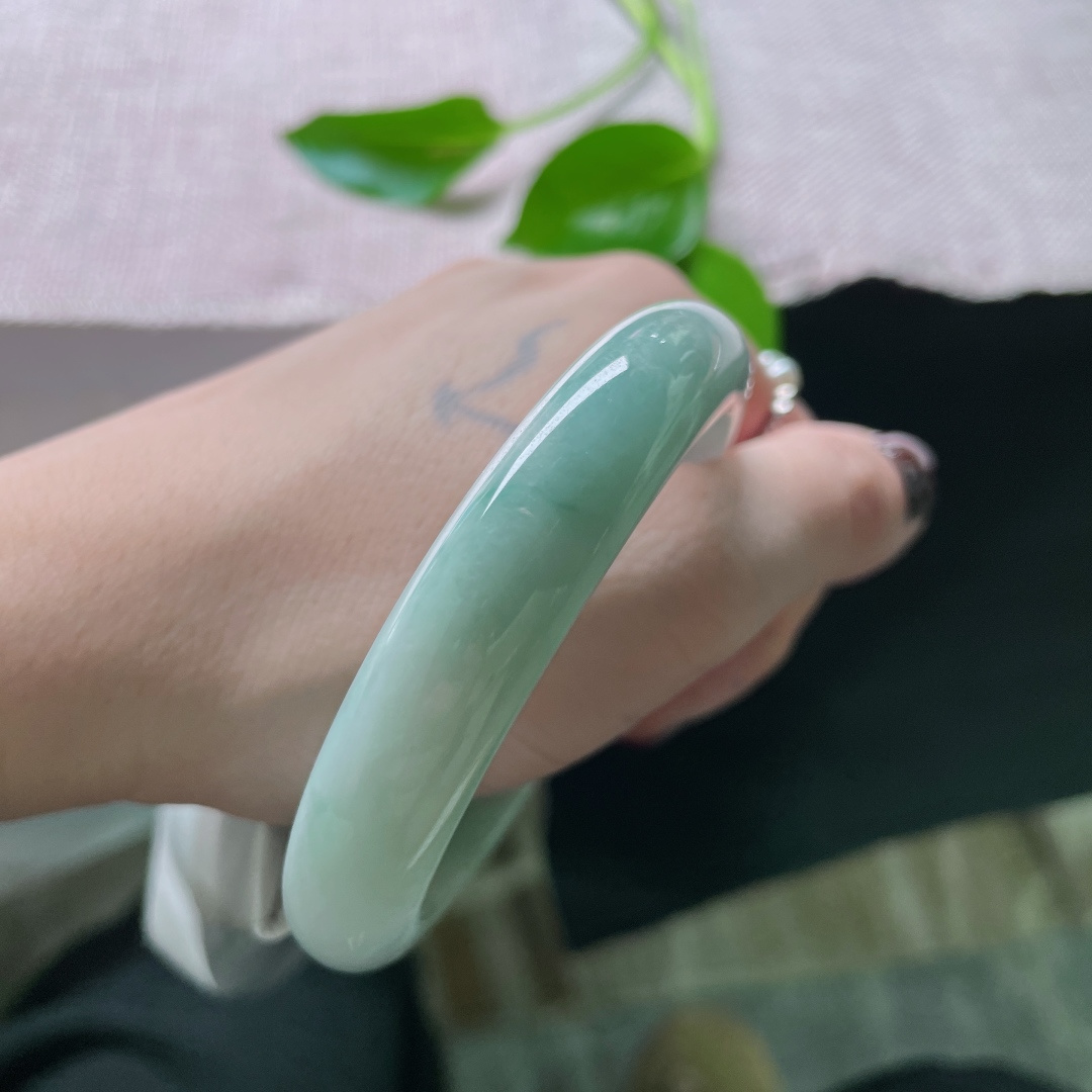 56.3/12/7.9，浅绿底正圈，水润细腻，自带清新、自然、治愈的视觉基调，皮纹，ss49663a