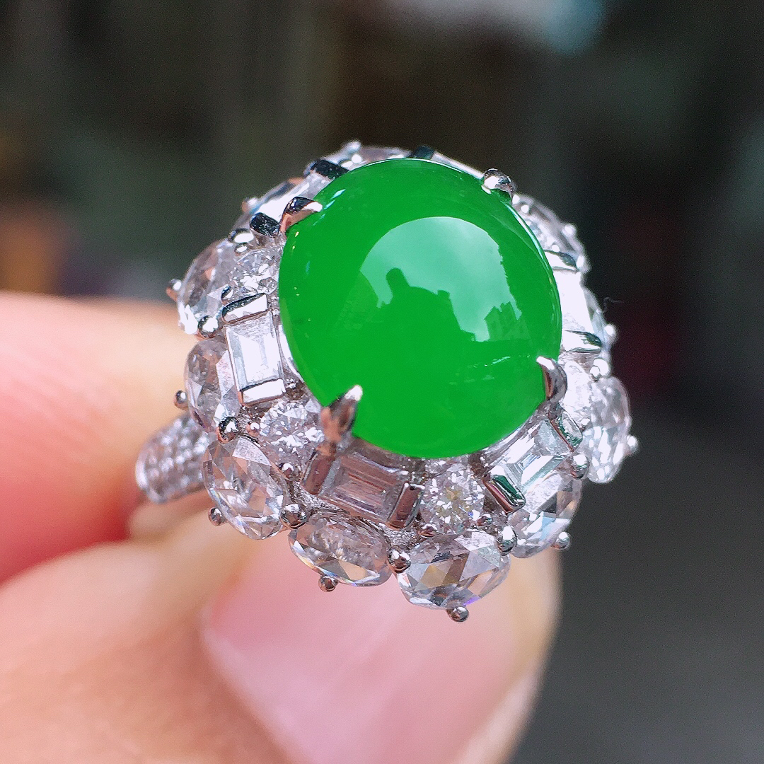 阳绿蛋面戒指，色泽均匀艳丽，玉质细腻，荧光感超
强，饱满圆润，尽显优雅气质，18k
金豪华镶嵌