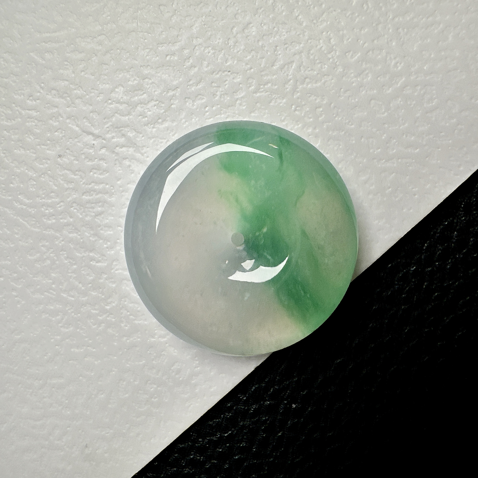 【冰种飘绿平安扣】质地非常细腻干净，冰润十足，种老冰透，收藏品质