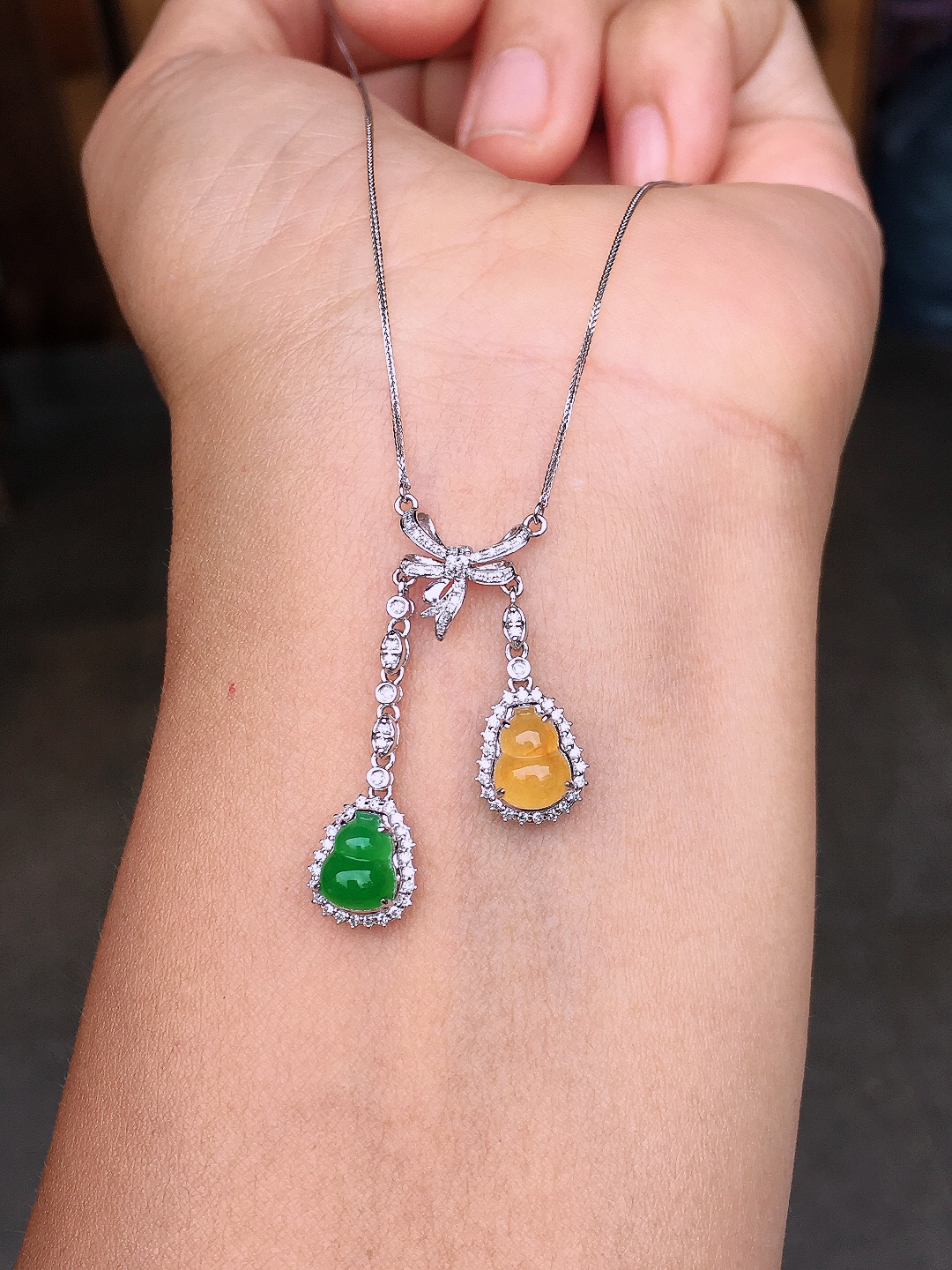 （黄+绿）二合一锁骨链，色泽均匀艳丽，玉质细腻，荧光感超
强，饱满圆润，尽显优雅气质，18k
金豪华