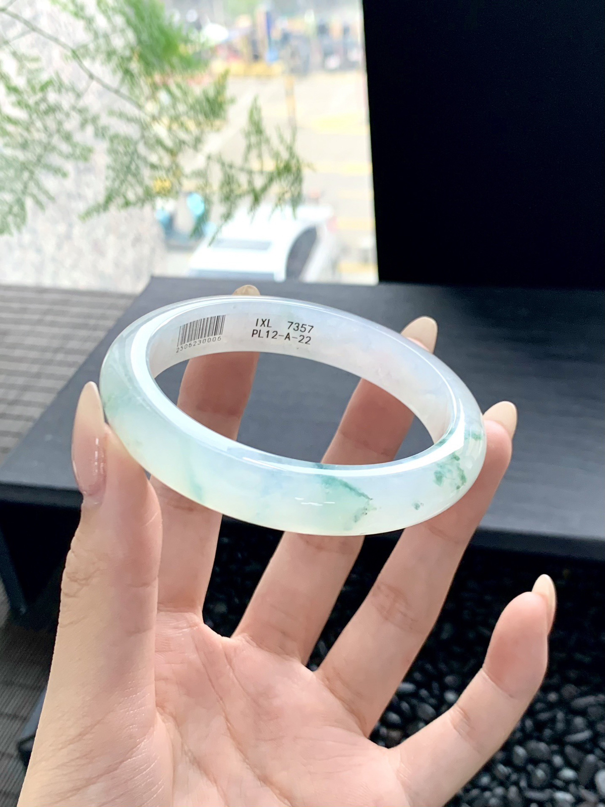 【冰飘花手镯】
清爽花色灵动而飘渺，勾勒出一副唯美诗意的山水意境画，古典优雅又秀气
【尺寸】57-12-8mm