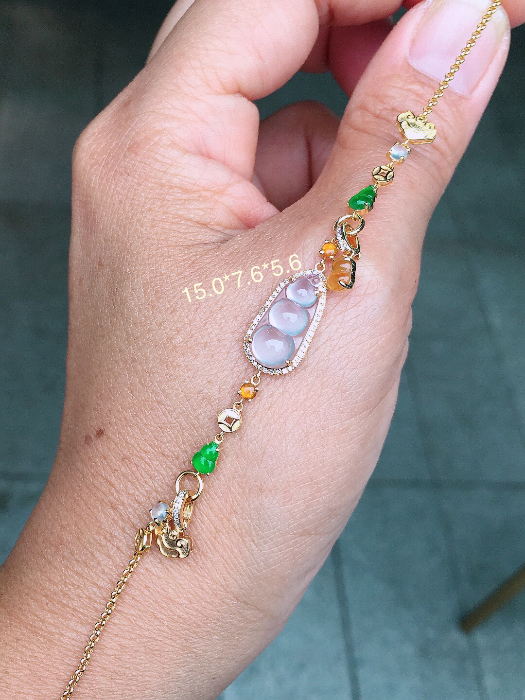 玻璃种福豆手链，玉质细腻，荧光感超
强，饱满圆润，尽显优雅气质，18k
金豪华镶嵌