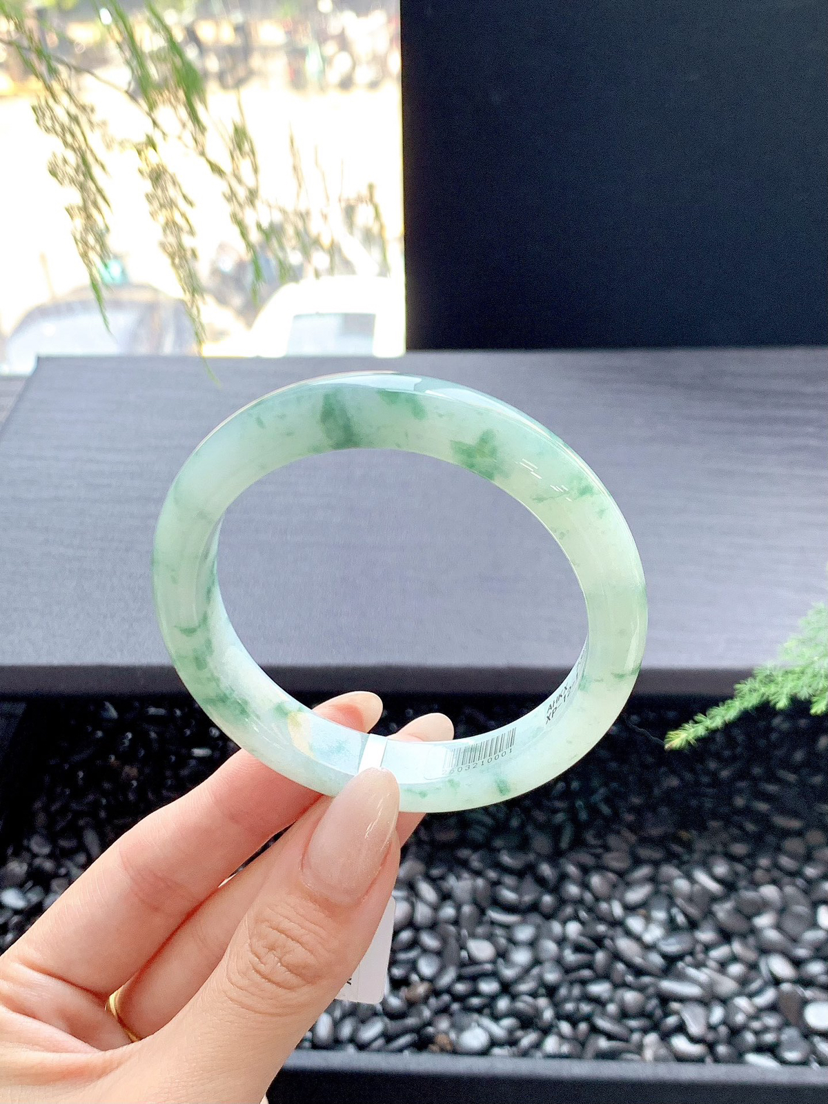 【晴底飘花手镯】
一汀烟雨杏花寒雨过天晴的柔风绿色 澄净湖水的宁静仿佛整个春天都在里面
【尺寸】54-12-8mm