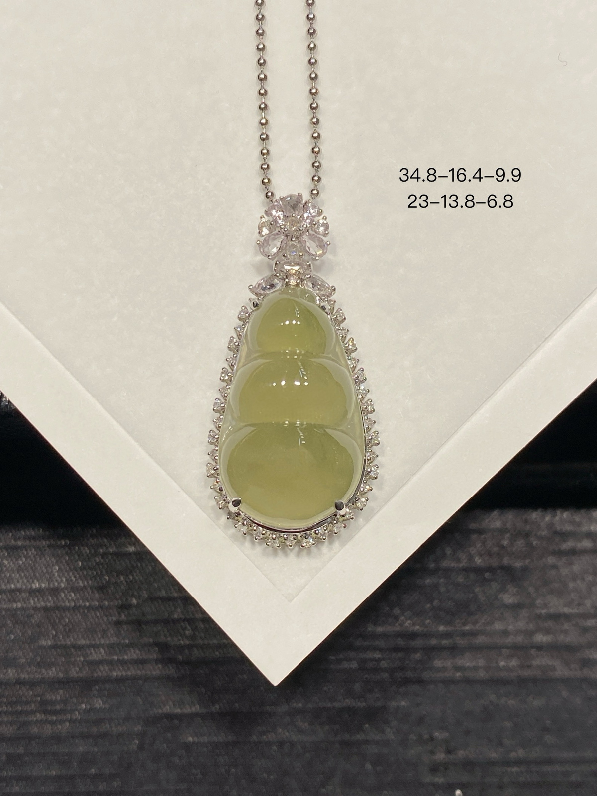 黄翡·福豆

胶润胖福豆，好饱满厚鼓，把财气揉进玉里