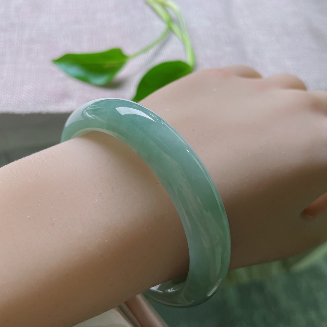 54.6/12.2/7.9，淡绿底正圈，水润，是腕上的一圈诗意，宁静致远。皮纹，ss49005a