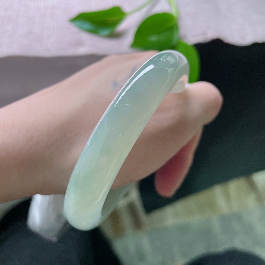 57.3/12.2/8.8，淡绿底正圈，水润，如凝新茶，似含春水。细纹不影响，ss49725a